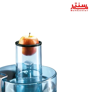 آبمیوه‌گیری بوش MES4000 در حال آبگیری سیب کامل از طریق قیف بزرگ بدون نیاز به خرد کردن